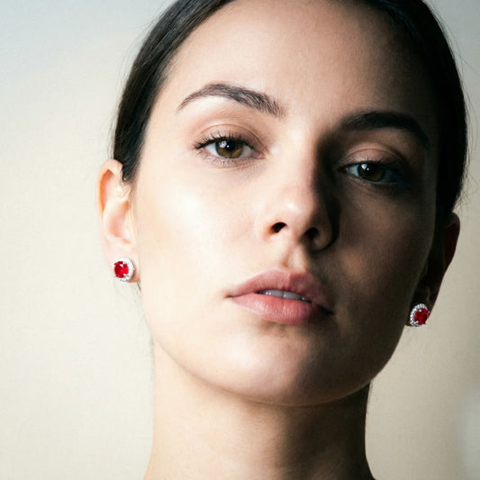 Orecchini a Lobo con Rubino e White Halo Stud - orecchini borchie rubino