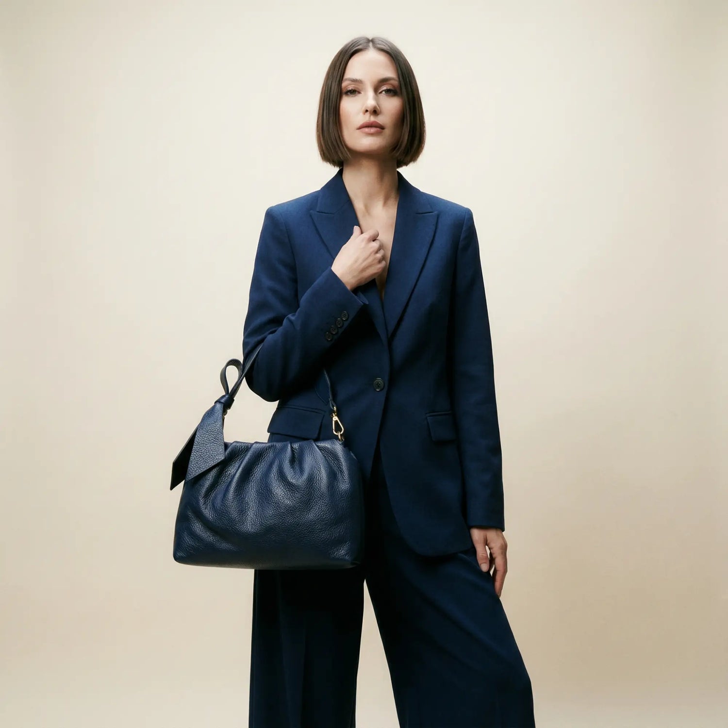 Borsa hobo in pelle navy blue testurizzata con patta strutturata e hardware oro, best seller.