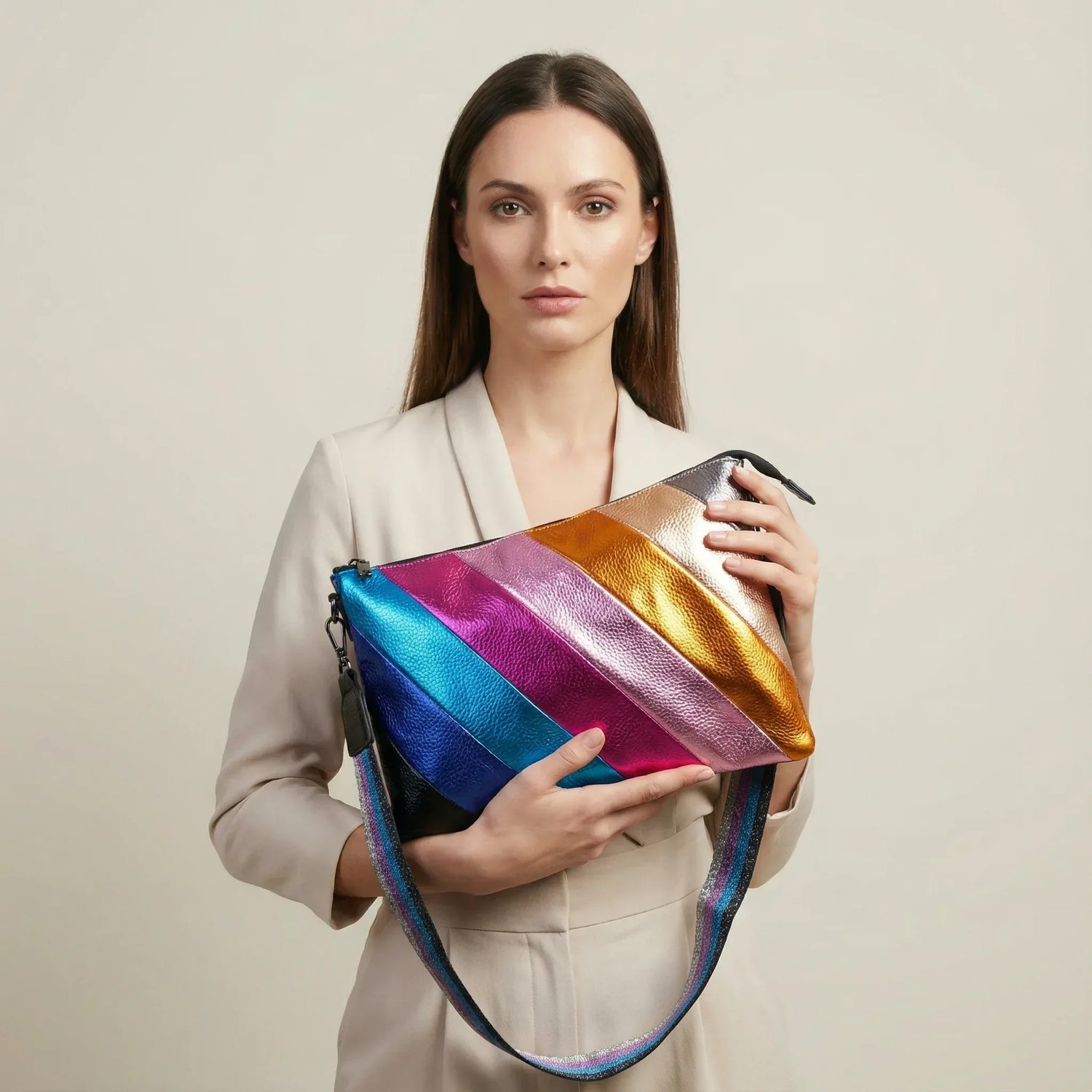 Borsa crossbody a righe diagonali iridescente in blu rosa oro viola dalla collezione limitata