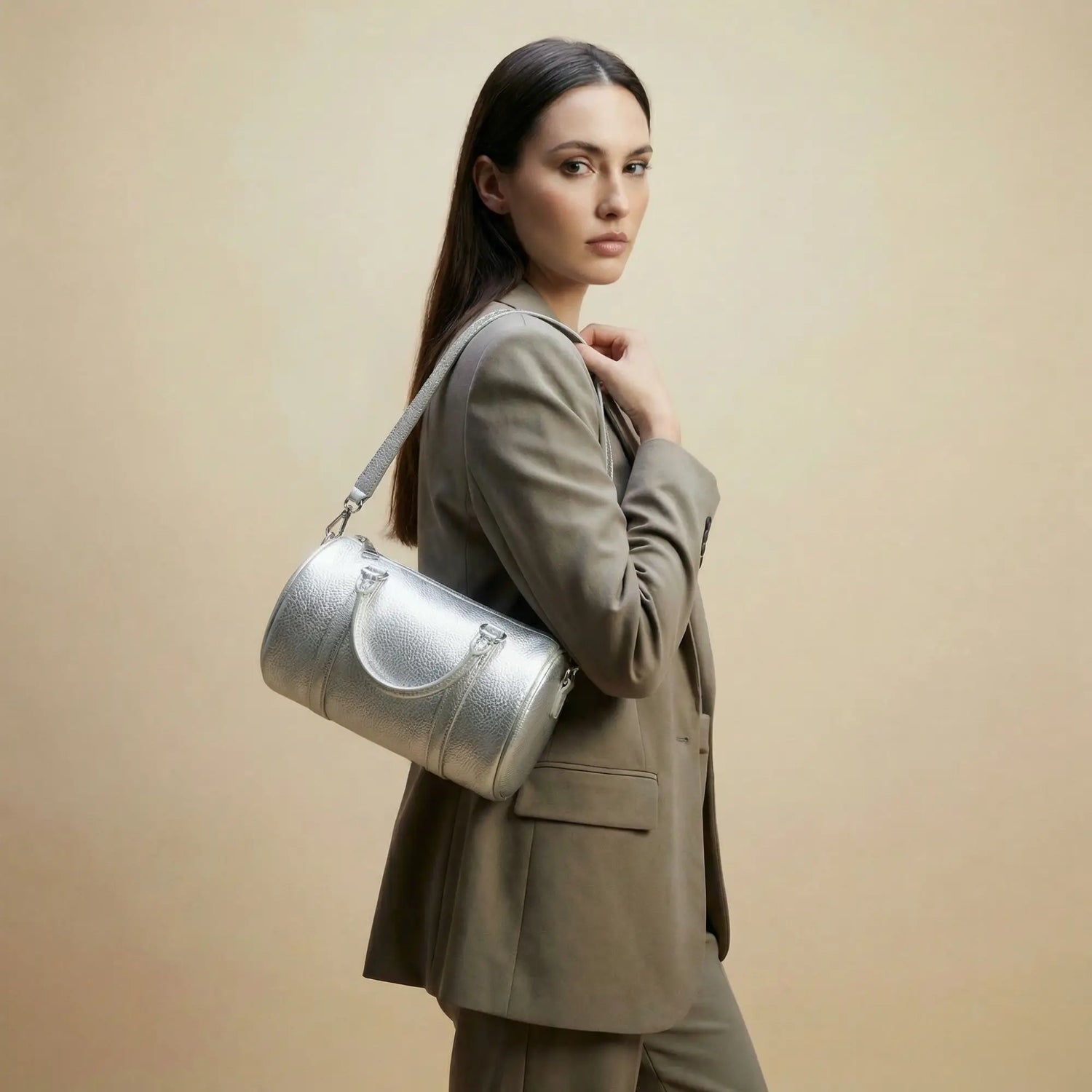 Borsa a tracolla in pelle marrone con patta e occhiali laterali