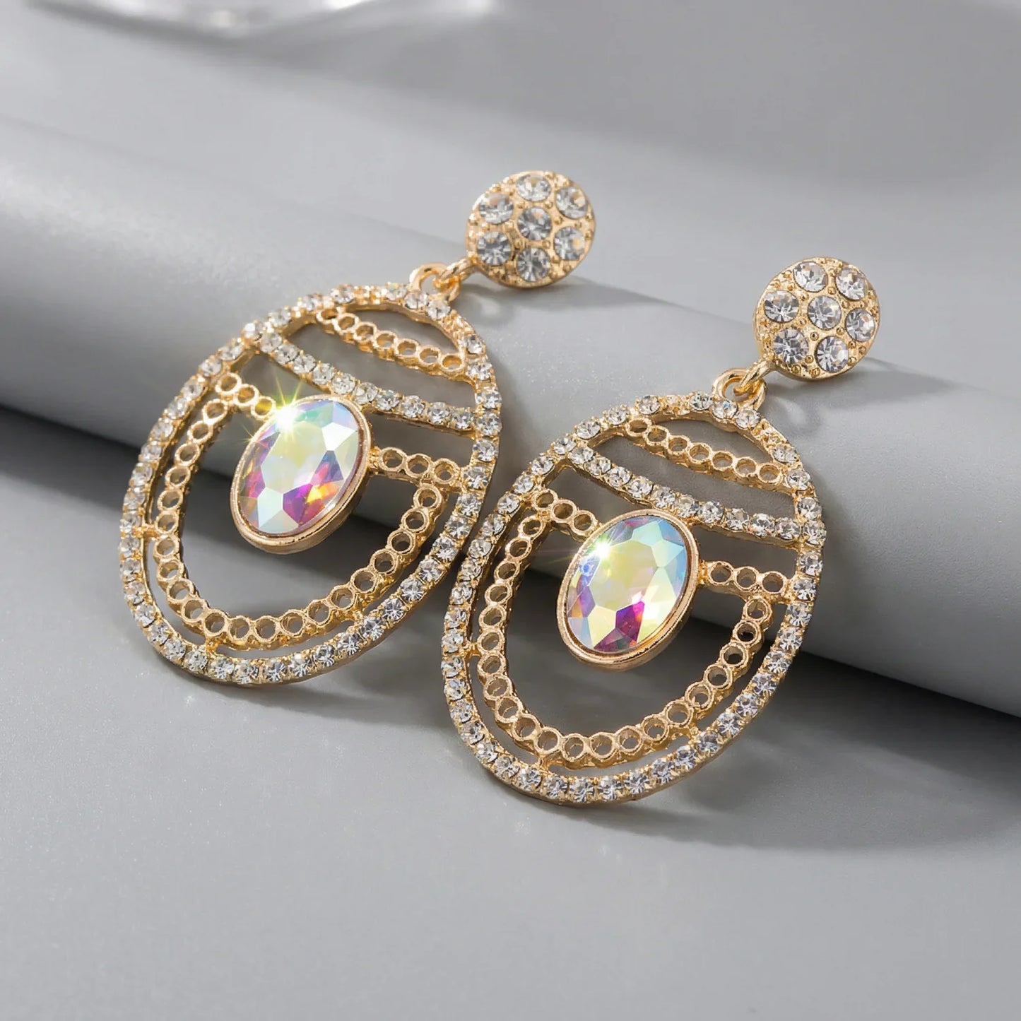 Orecchini Pendenti Tono Oro con Strass Iridescenti - pendenti chandelier tono